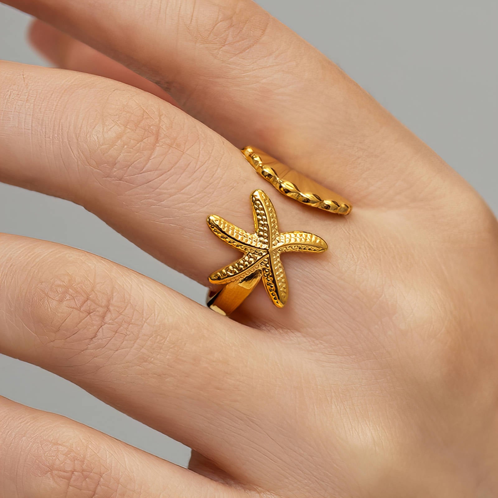 Ring mit Seestern- und Muschelmotiv, 18 Karat vergoldeter Stahl